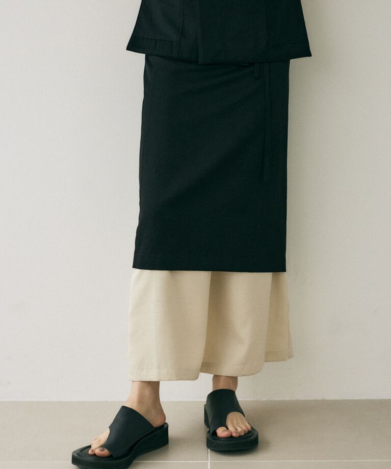 MOUSSY「原料の一部にﾘｻｲｸﾙﾎﾟﾘｴｽﾃﾙを使用した程よい光沢感と落ち感 」|スカート|BLK