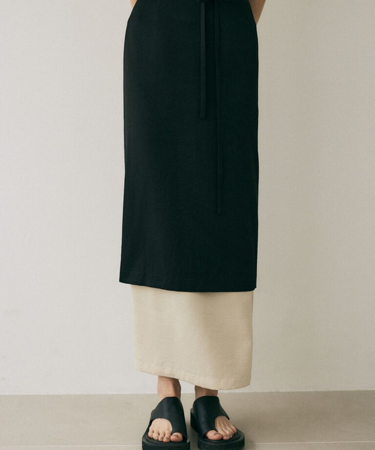 MOUSSY「原料の一部にﾘｻｲｸﾙﾎﾟﾘｴｽﾃﾙを使用した程よい光沢感と落ち感 」|スカート|