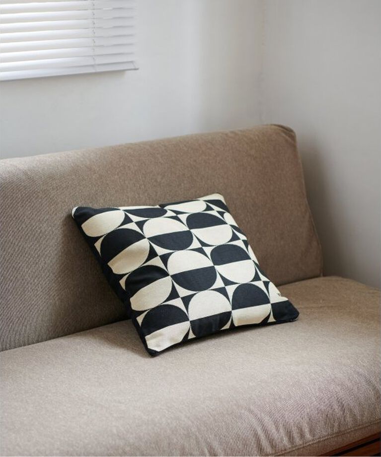 journal standard Furniture「【VISO PROJECT/ビソプロジェクト】 TAPESTRY CUSHION クッション」|クッション・クッションカバー|ブラック B