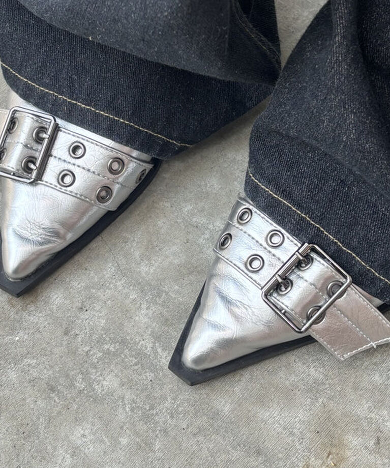  「新色登場【HiNT/ヒント】ベルトストラップミュールパンプス」|パンプス|シルバー