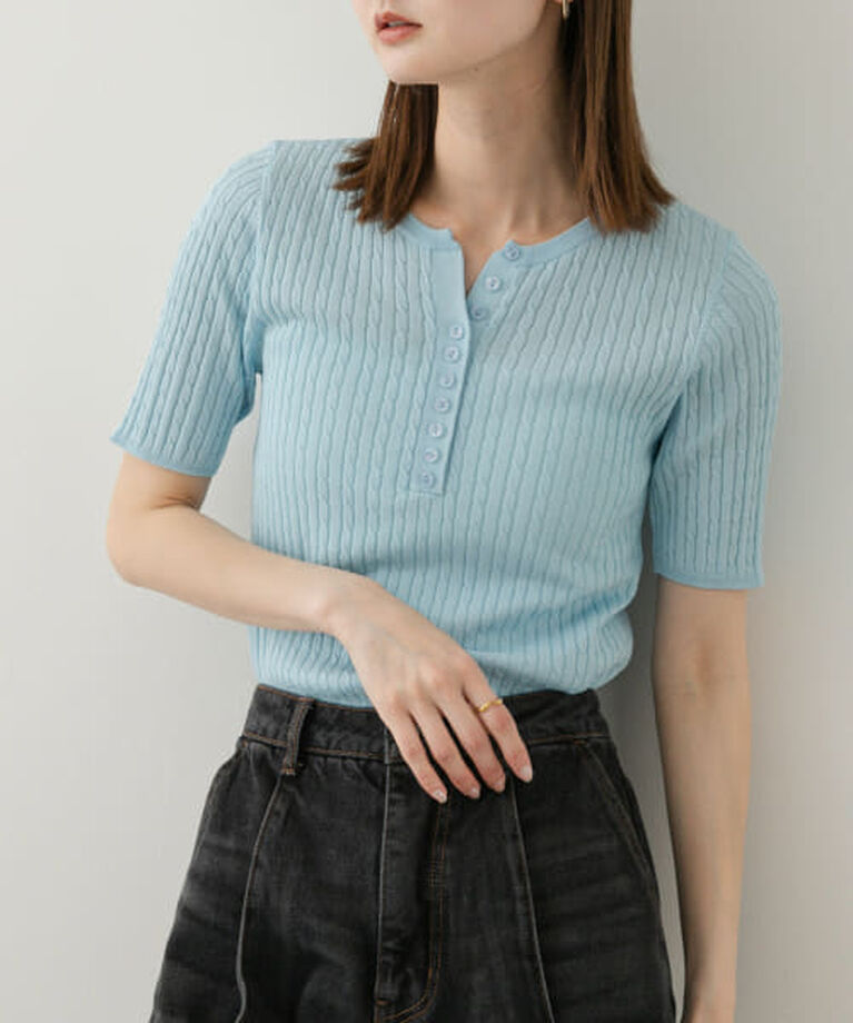 SENSE OF PLACE by URBAN RESEARCH「【予約】SENSE OF PLACE ヘンリーネックミニケーブルセーター(半袖)」|ニット・セーター|L.BLUE