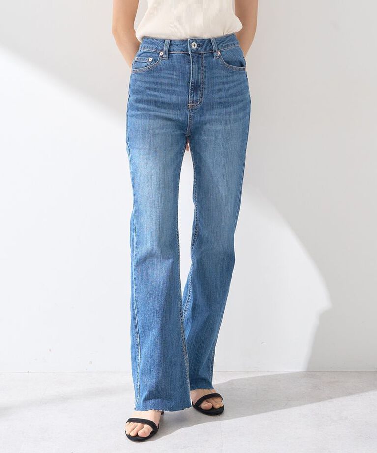 earth music&ecology「セルフカットフレアデニムパンツ」|デニム|Medium Indigo