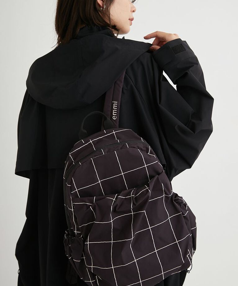 emmi atelier「eco 撥水チェックギャザーボディーバックパック」|リュック|BLK