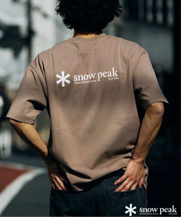 JOURNAL STANDARD relume「SNOWPEAK / スノーピーク 別注 ロゴプリント Tシャツ」|Tシャツ・カットソー|ブラウン