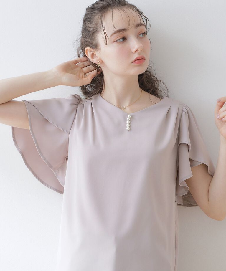 Couture broach「【洗える・二の腕カバー】一枚で華やかにきまるVネックパール調フレアブラウス」|シャツ・ブラウス|ﾗｲﾄｸﾞﾚｰ(011)