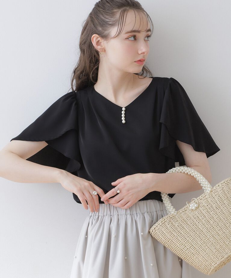 Couture broach「【洗える・二の腕カバー】一枚で華やかにきまるVネックパール調フレアブラウス」|シャツ・ブラウス|ﾌﾞﾗｯｸ(019)