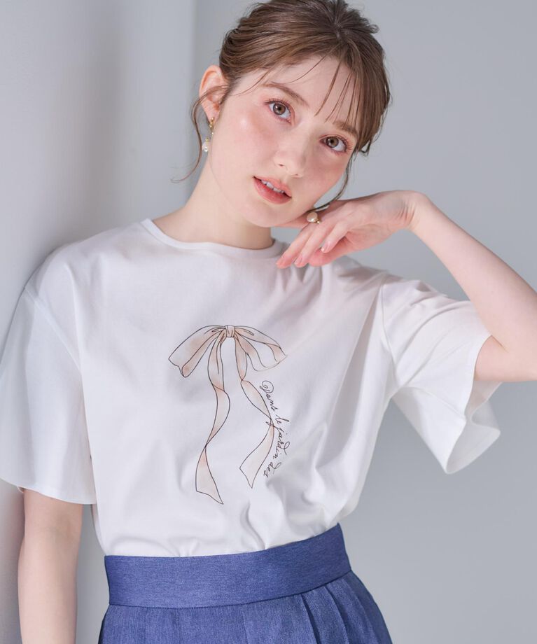 Couture broach「【マシンウォッシャブル・接触冷感・UV機能】60リボンロゴプリント フレアーT」|Tシャツ・カットソー|オフホワイト(003