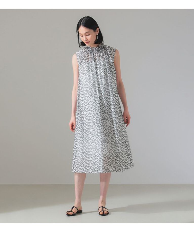 Demi-Luxe BEAMS 「フラワープリント フリルネック ノースリーブワンピース」|ワンピース|BLACK