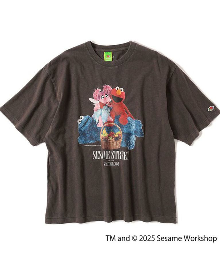 GLOSTER「【SESAME STREET×FOTL】Photo T-Shirt B クルーネックプリントTシャツ」|Tシャツ・カットソー|チャコールグレー