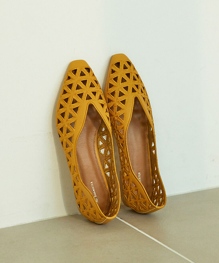 AU BANNISTER「【40周年】【Vibram/ヴィブラムソール】フラットパンプス」|パンプス|イエロー