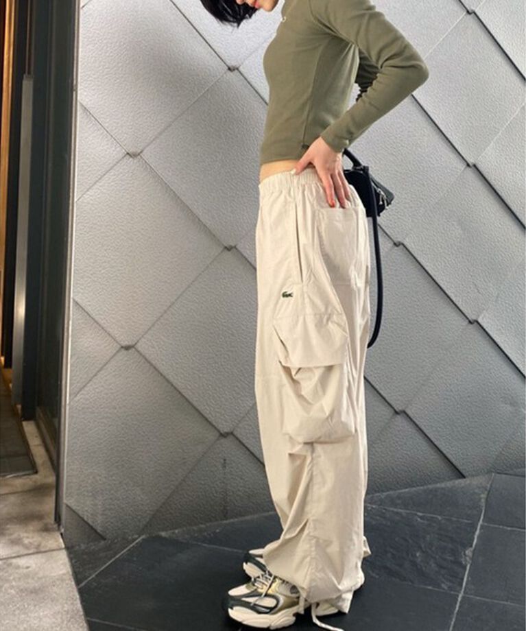 LACOSTE「立体裁断 ナイロンワイドカーゴパンツ / テーパードワイドパンツ」|カーゴ|