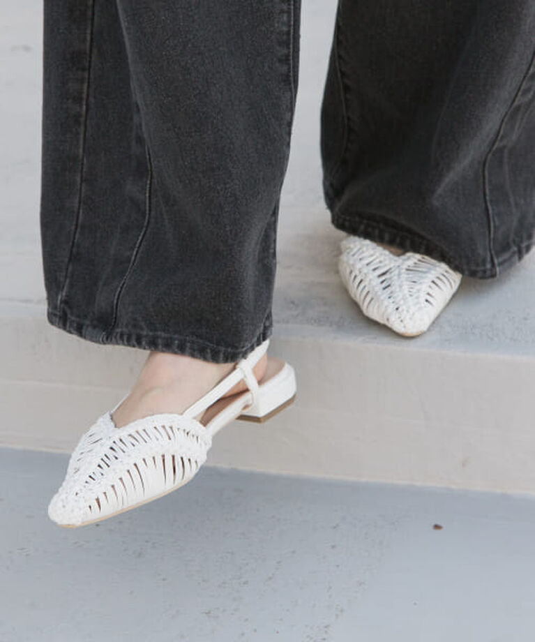 SENSE OF PLACE by URBAN RESEARCH「SENSE OF PLACE コードアミポインテッドサンダル」|サンダル|OFF WHITE