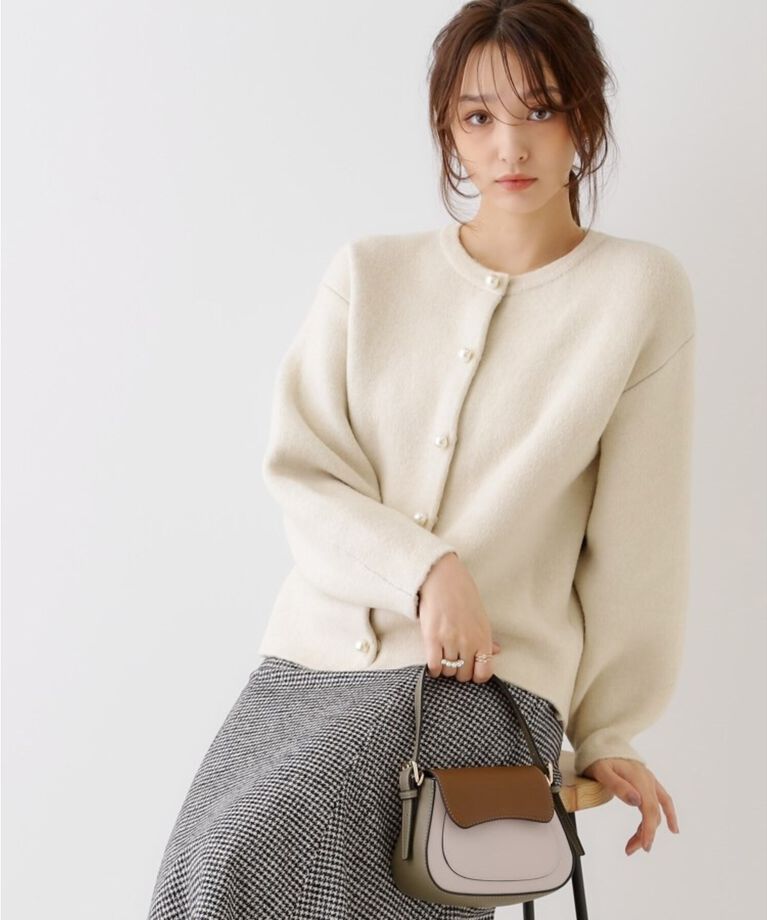 Couture broach「【上品仕立て】パール調釦コクーンニットジャケット」|ノーカラージャケット|