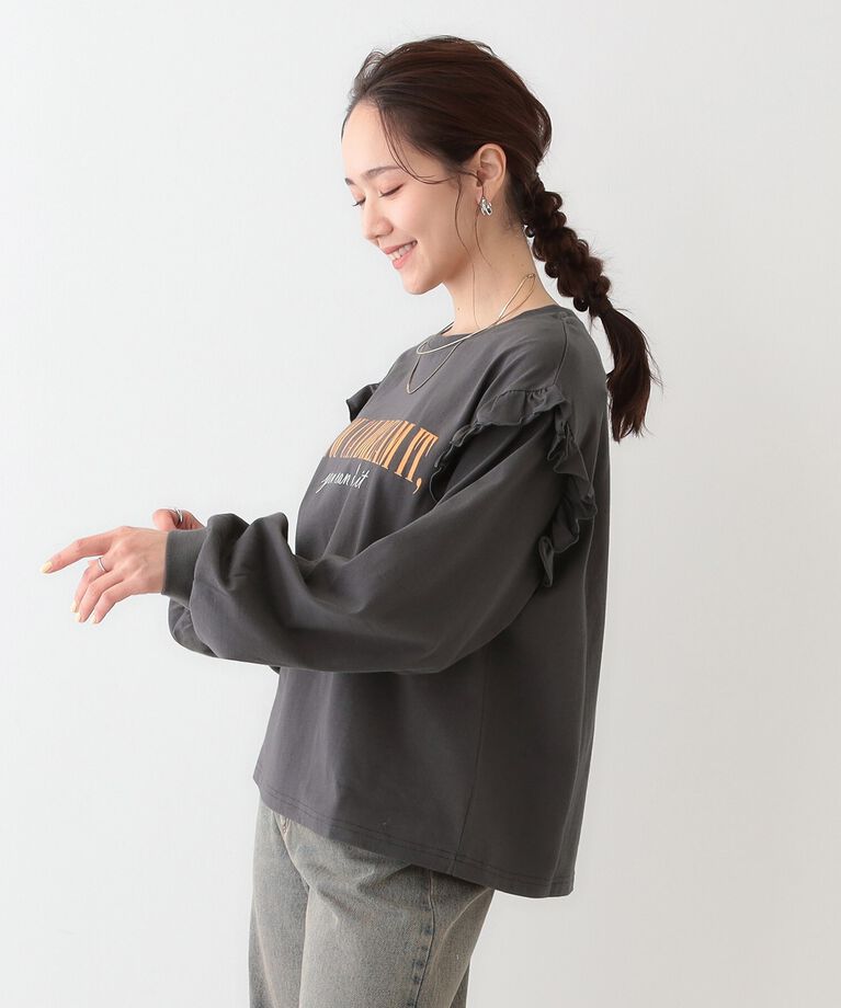 SHOO･LA･RUE「【S-LL/洗える】ショルダーフリルが目を惹く ロゴプリントロンT」|Tシャツ・カットソー|