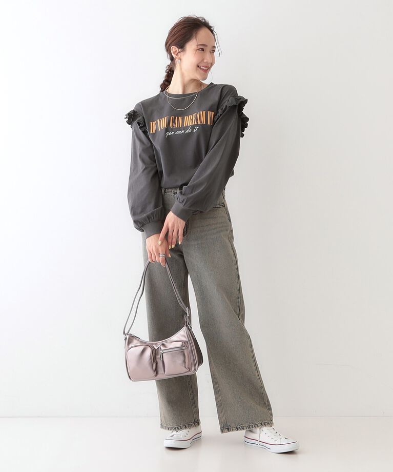 SHOO･LA･RUE「【S-LL/洗える】ショルダーフリルが目を惹く ロゴプリントロンT」|Tシャツ・カットソー|