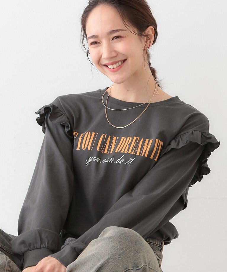 SHOO･LA･RUE「【S-LL/洗える】ショルダーフリルが目を惹く ロゴプリントロンT」|Tシャツ・カットソー|チャコールグレー(0