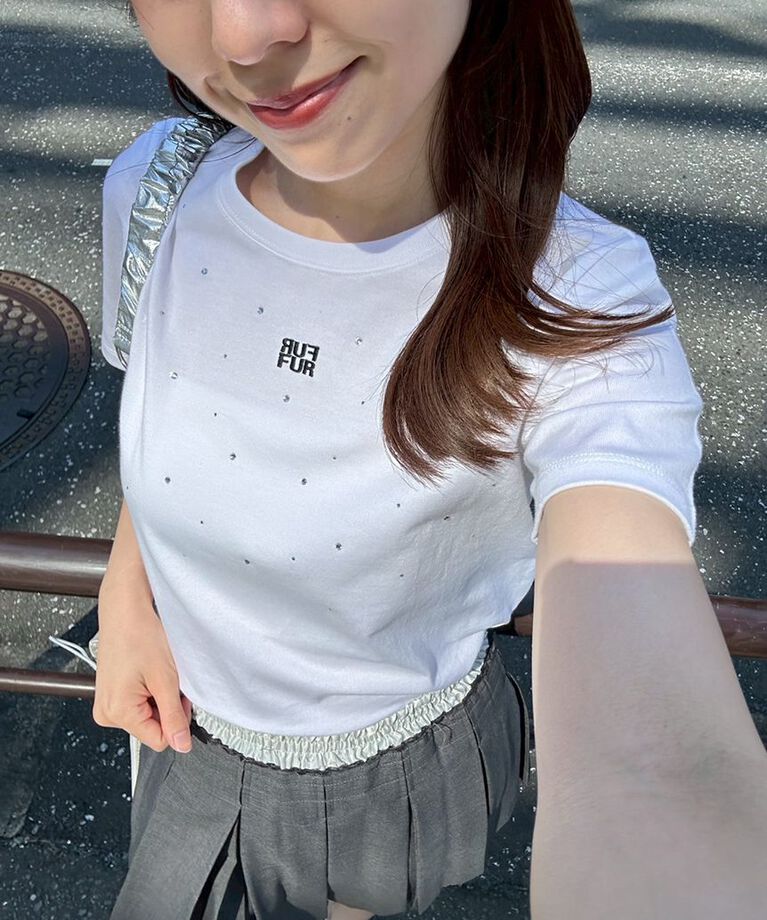 FURFUR「【WEB限定】ビジュー付きロゴ刺繍Tシャツ」|Tシャツ・カットソー|