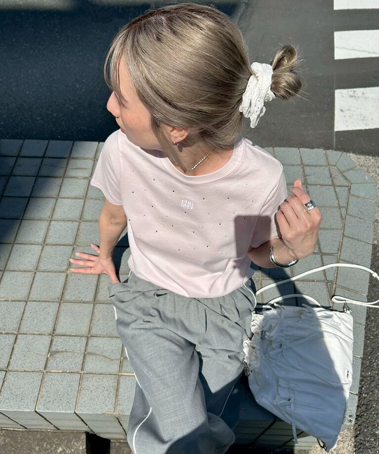 FURFUR「【WEB限定】ビジュー付きロゴ刺繍Tシャツ」|Tシャツ・カットソー|