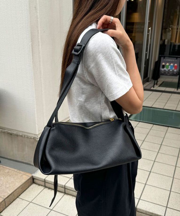 fredy emue「【WEB限定カラーあり】台形ワンショルバッグ」|ショルダー・メッセンジャー|ブラック