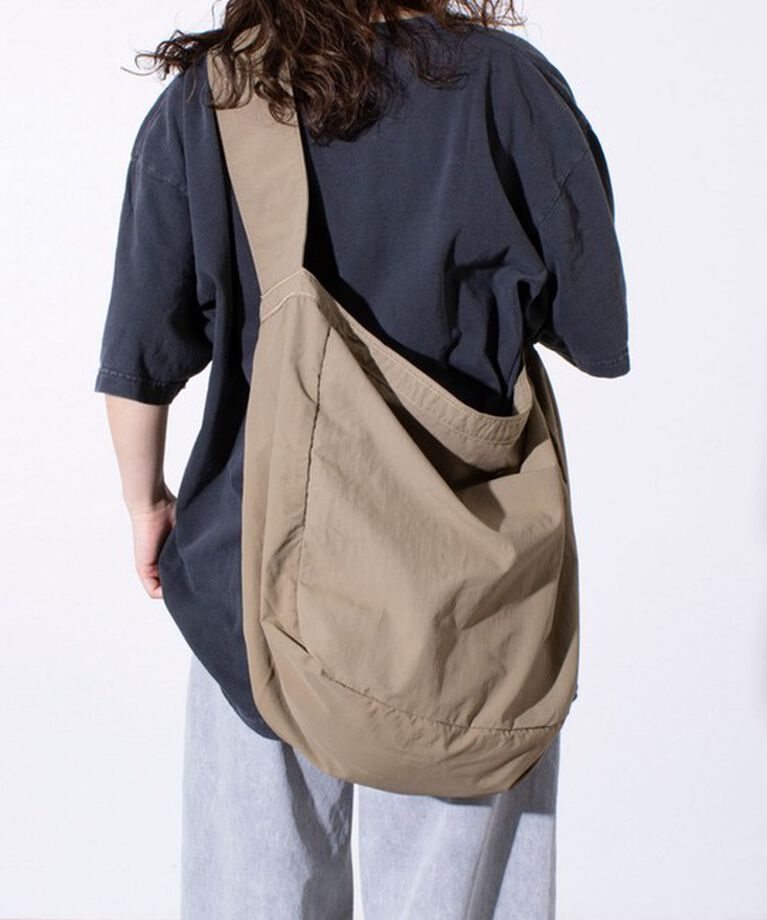 GLOSTER「【UNIVERSAL OVERALL】ウィンクルナイロン ニュースペーパーバッグ ショルダー 30L」|ショルダー・メッセンジャー|オリーブ