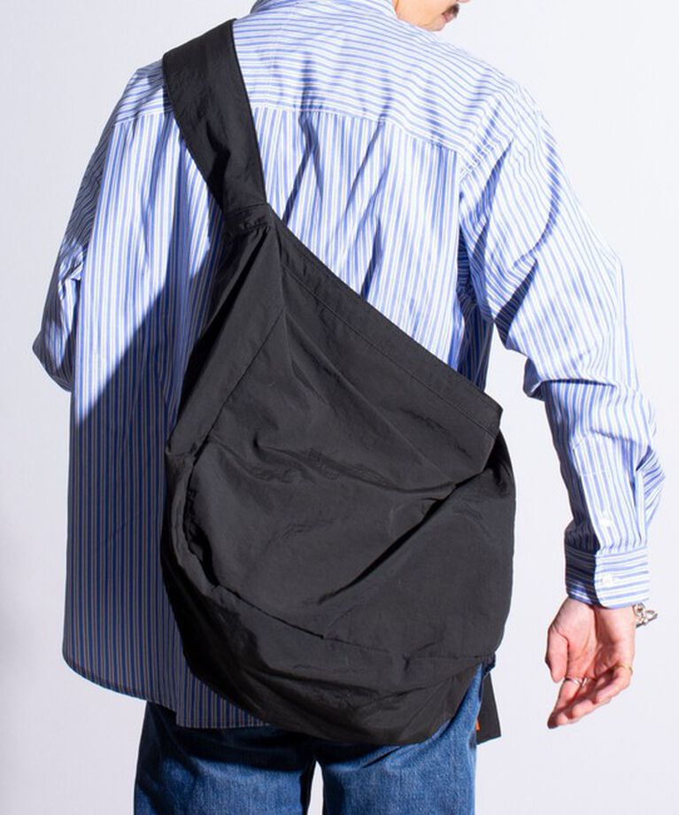 GLOSTER「【UNIVERSAL OVERALL】ウィンクルナイロン ニュースペーパーバッグ ショルダー 30L」|ショルダー・メッセンジャー|ブラック