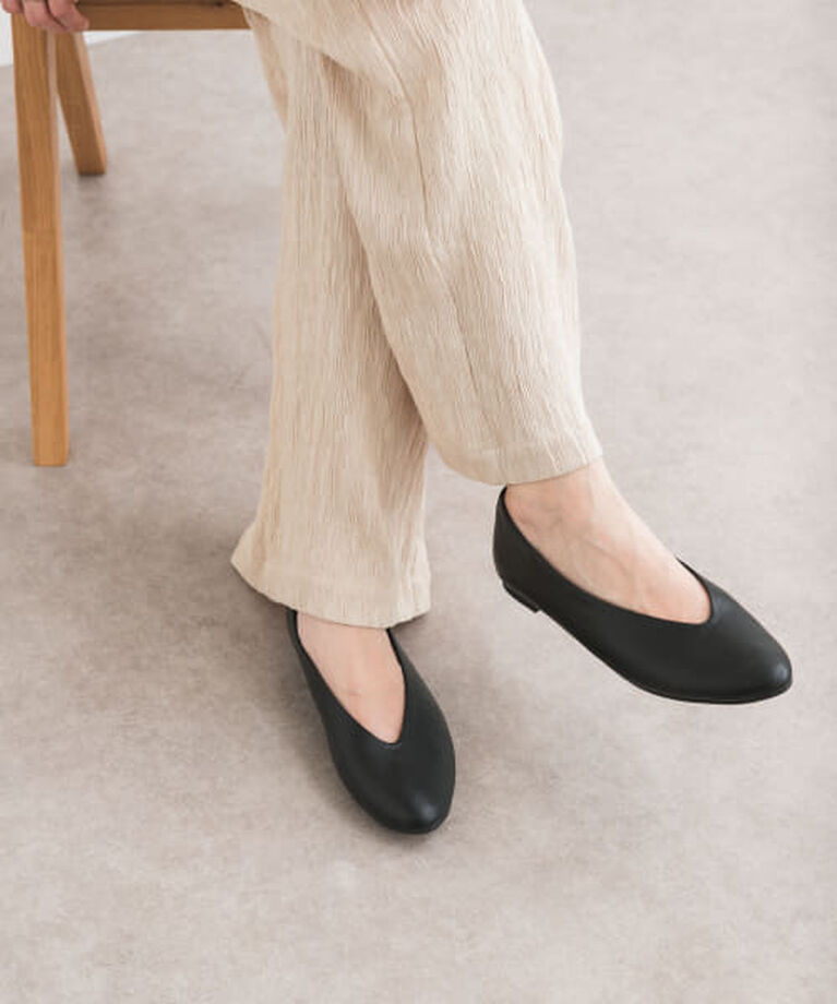 URBAN RESEARCH DOORS「DOORS Vカットパンプス」|パンプス|BLACK