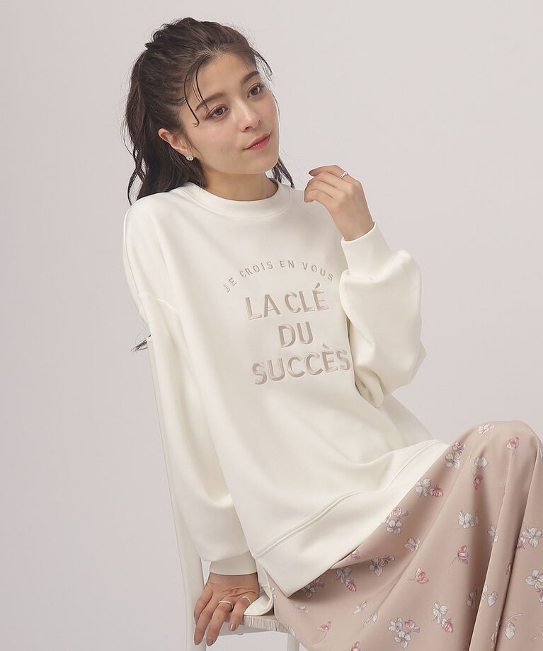 SHOO･LA･RUE「優しい着心地　もちさら 大人のロゴ刺繍トップス」|Tシャツ・カットソー|オフホワイト(003