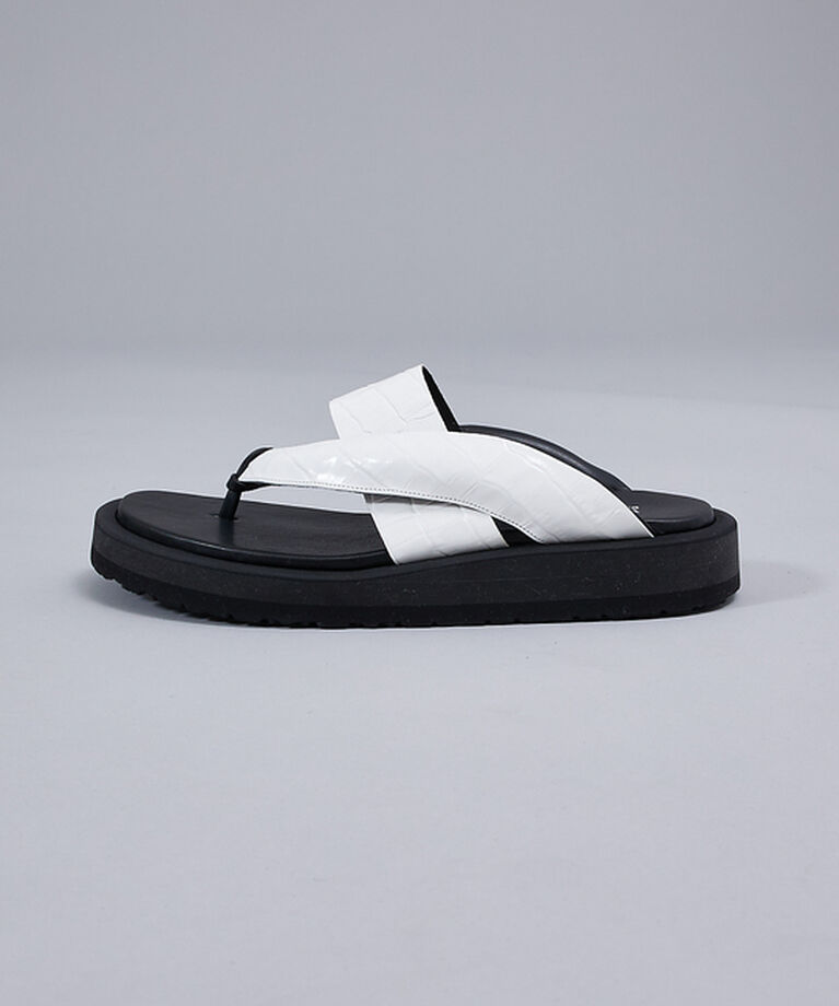 alfredoBANNISTER「＜クロコ型押し＞【WRAP SHOES】ボリュームソール雪駄 トングサンダル」|サンダル|