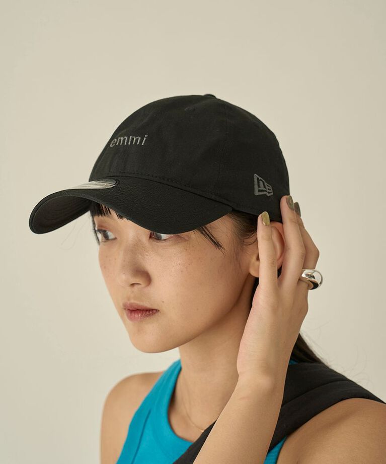 emmi atelier「【10th】【emmi|NEW ERA】9TWENTY emmiロゴキャンバスキャップ」|キャップ・キャスケット|BLK