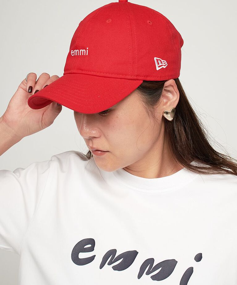 emmi atelier「【10th】【emmi|NEW ERA】9TWENTY emmiロゴキャンバスキャップ」|キャップ・キャスケット|RED